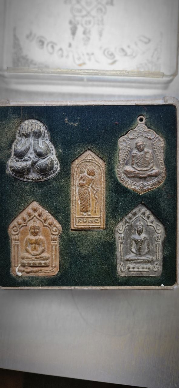 Thailändische Amulette im Kasten – Beispiel für sakrale Kleinkunst vor der Ausfuhr