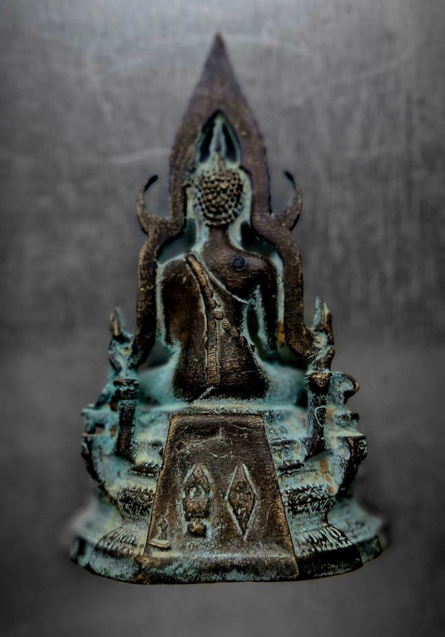 Sitzende Buddhafigur aus Thailand – Beispiel für sakrale Kunst vor der Ausfuhr