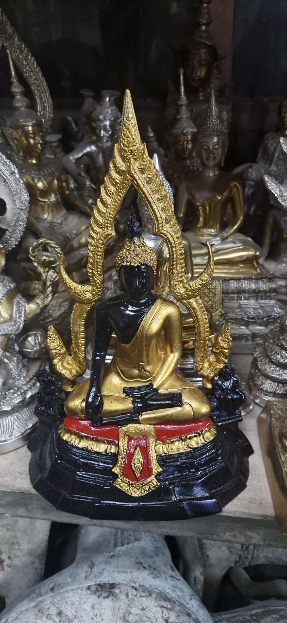 Gold-schwarze Buddhafigur im Händlersortiment – Beispiel für sakrale Kunst aus Thailand