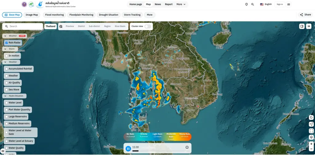 Screenshot der thailändischen Wetter- und Wassersituations-Karte von ThaiWater, die aktuelle Regengebiete über Thailand und Südostasien sowie ein interaktives Menü zur Auswahl von Daten wie Niederschlag, Luftqualität und Staudamm-Füllständen zeigt.