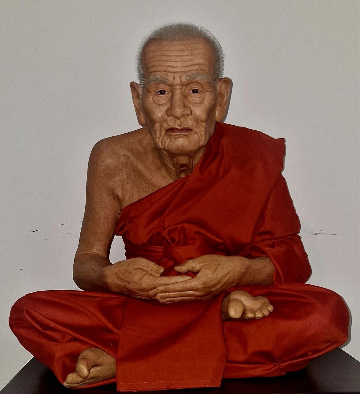 Figur eines thailändischen Mönchs – Beispiel für sakrale Kunst vor der Ausfuhr
